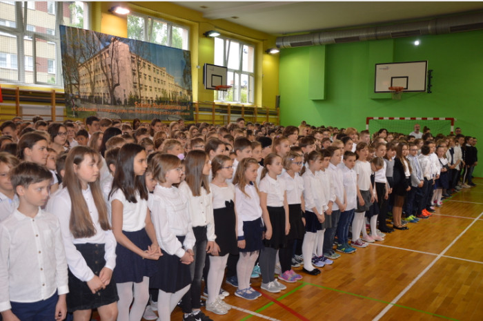 Kilkuset uczniów śpiewało wspólnie Mazurka Dąbrowskiego