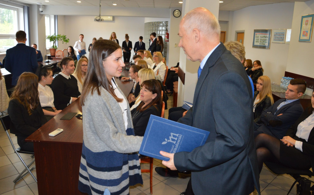 Powiat mikołowski: Mirosław Duży przyznał 53 stypendia dla najlepszych uczniów