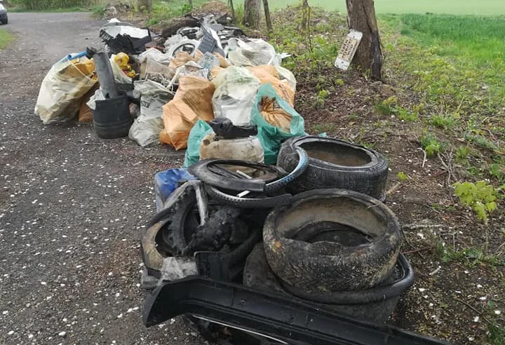 Mokre, Bujaków: Problem odpadów wielkogabarytowych. Sołectwa niczym wysypisko?