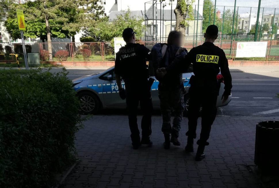 Sprawca podpaleń śmietników w rękach policjantów