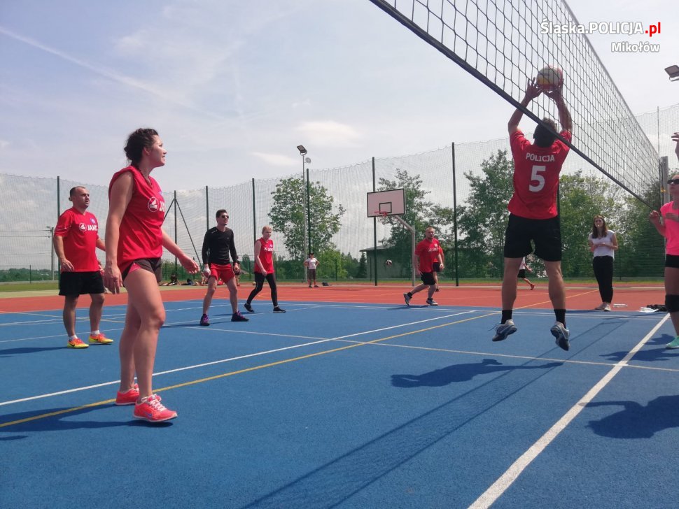 Miejscowi mundurowi zagrali w siatkówkę dla Wojtka