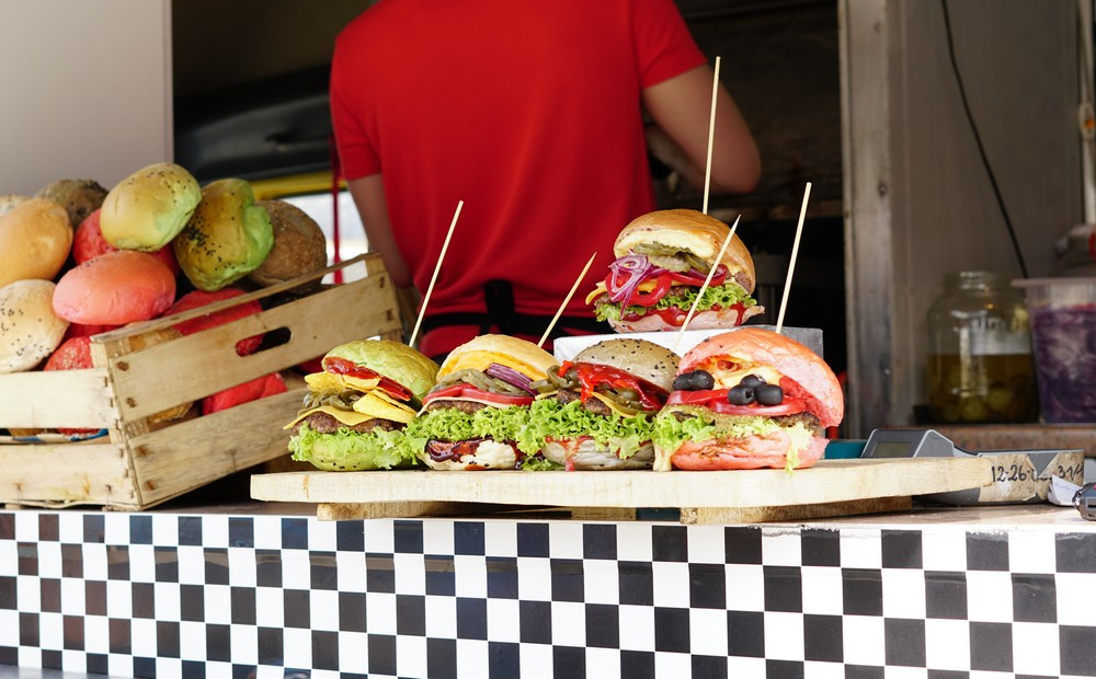 Katowice: Majówkowy Rynek Smaków na rynku. Zlot foodtrucków potrwa do niedzieli [FOTO]