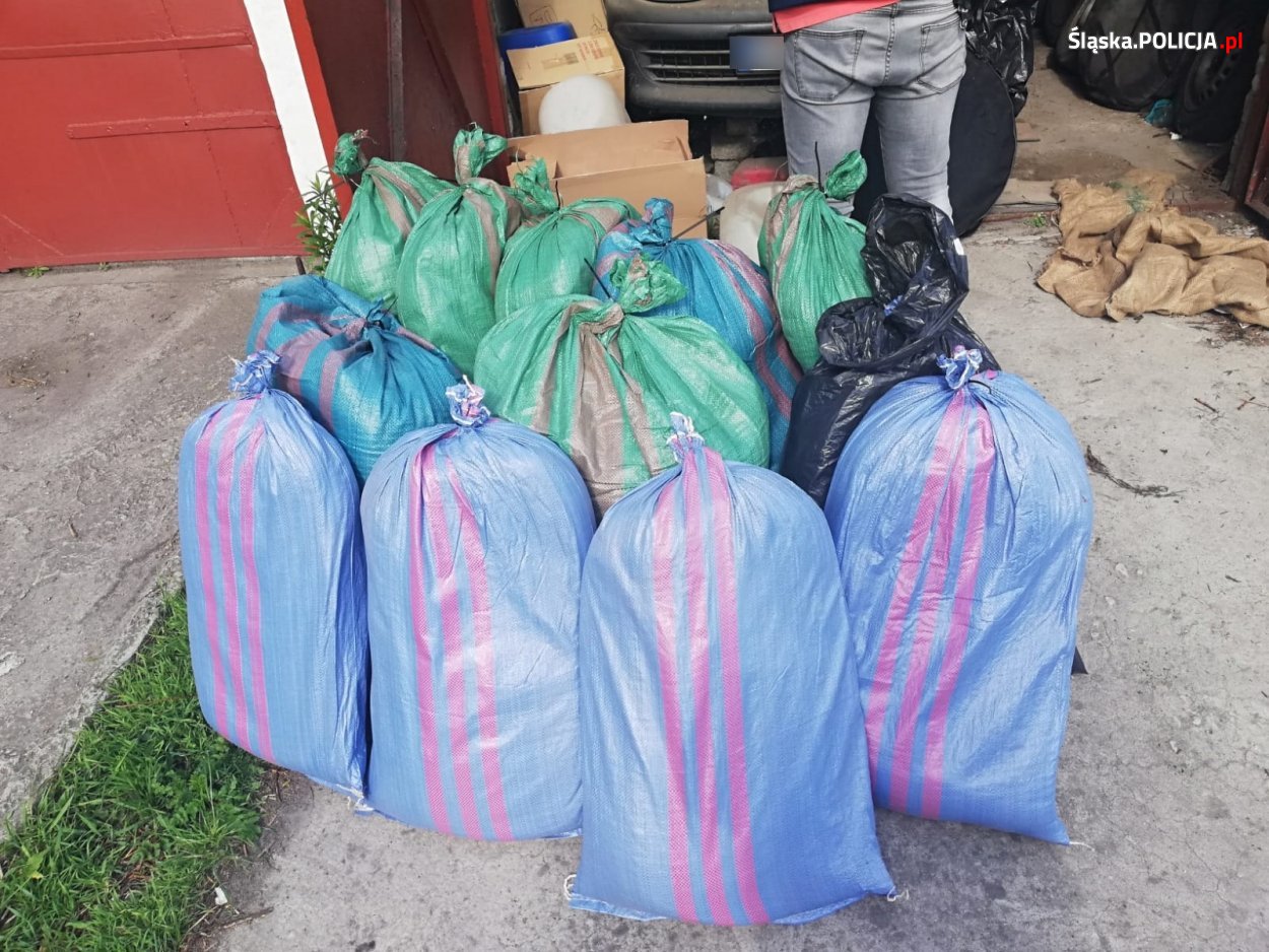 Katowice: Policja przejęła nielegalną kontrabandę za ćwierć miliona złotych