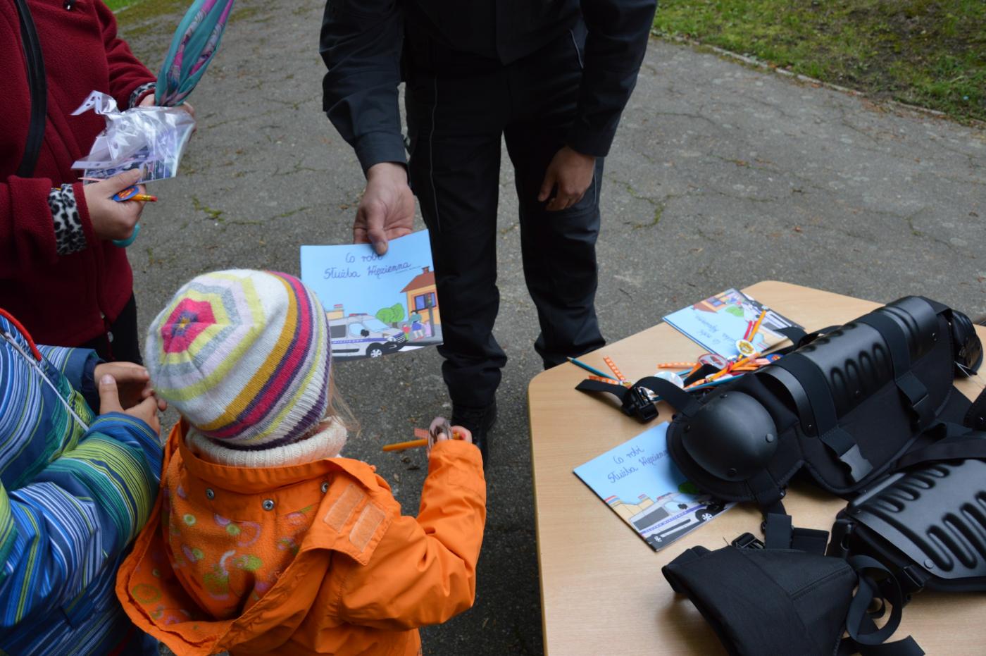Zabrzańska Służba Więzienna uczy i bawi na pikniku u Wróbelka Elemelka