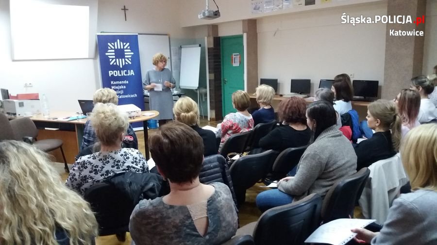 "Naucz mnie, kiedy mówić NIE" - policjanci z Katowic szkolą nauczycieli