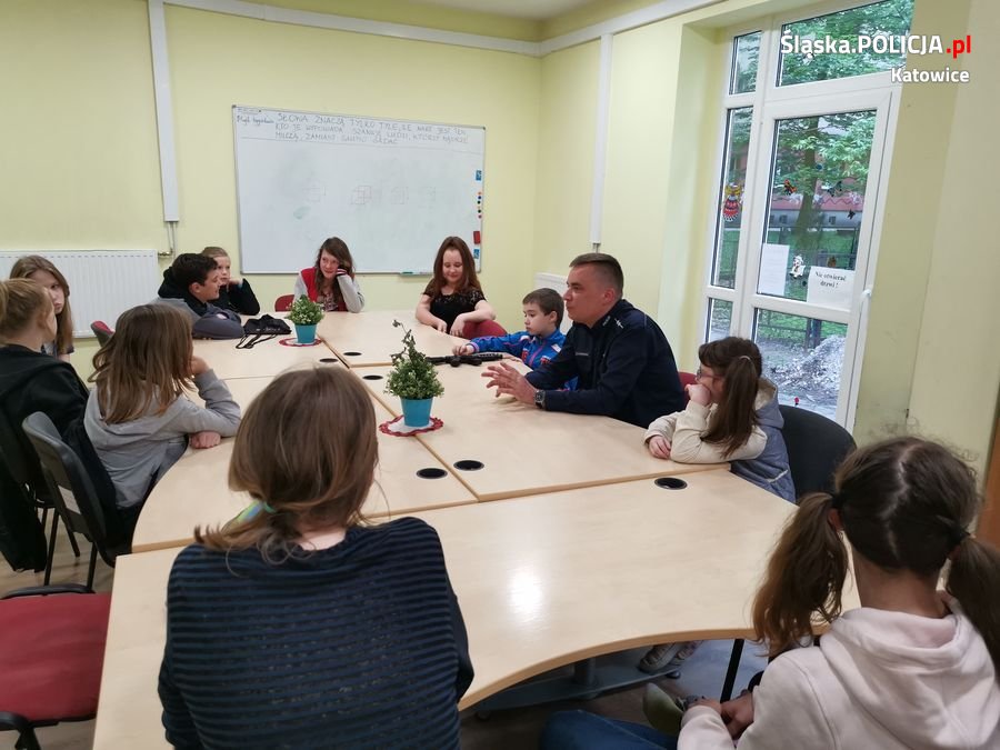Katowicki dzielnicowy rozmawiał z dziećmi o bezpieczeństwie