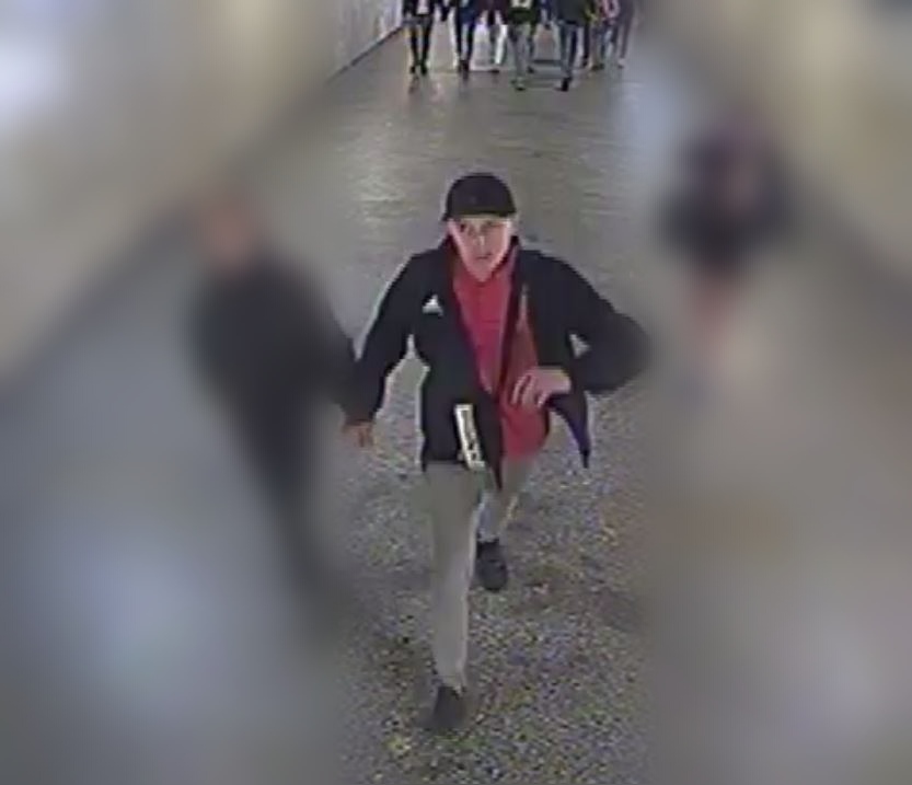 Zniszczył tablicę informacyjną na katowickim dworcu kolejowym. Rozpoznajesz go?