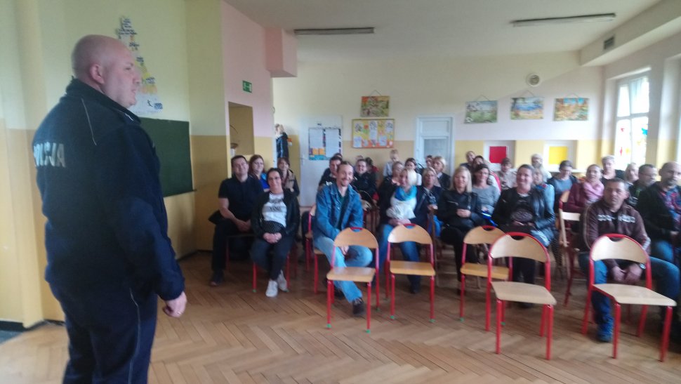 Dzielnicowy rozmawiał z rodzicami o agresji i przemocy wśród uczniów
