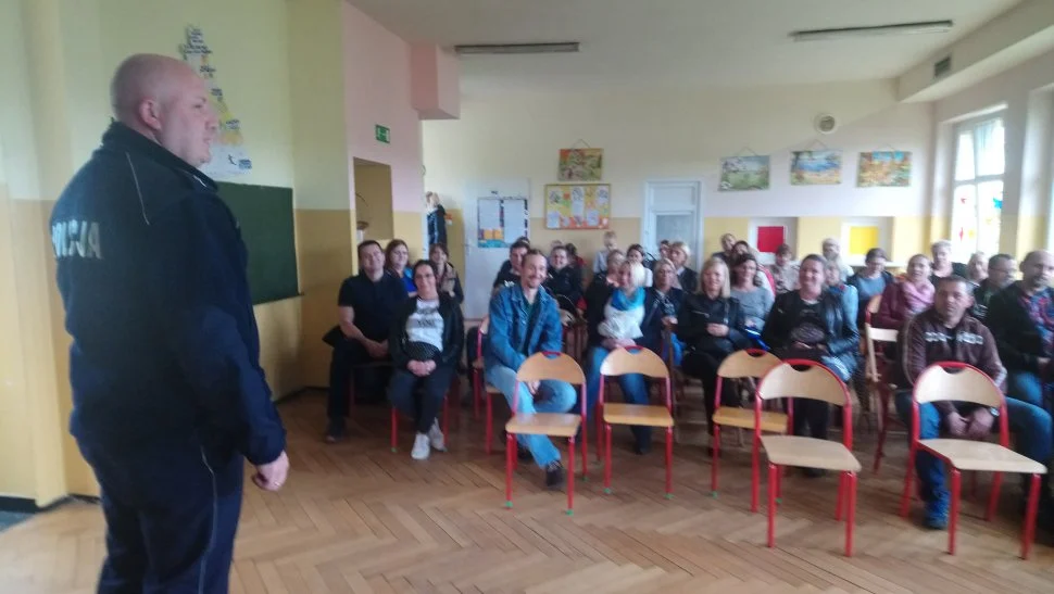 Dzielnicowy rozmawiał z rodzicami o agresji i przemocy wśród uczniów
