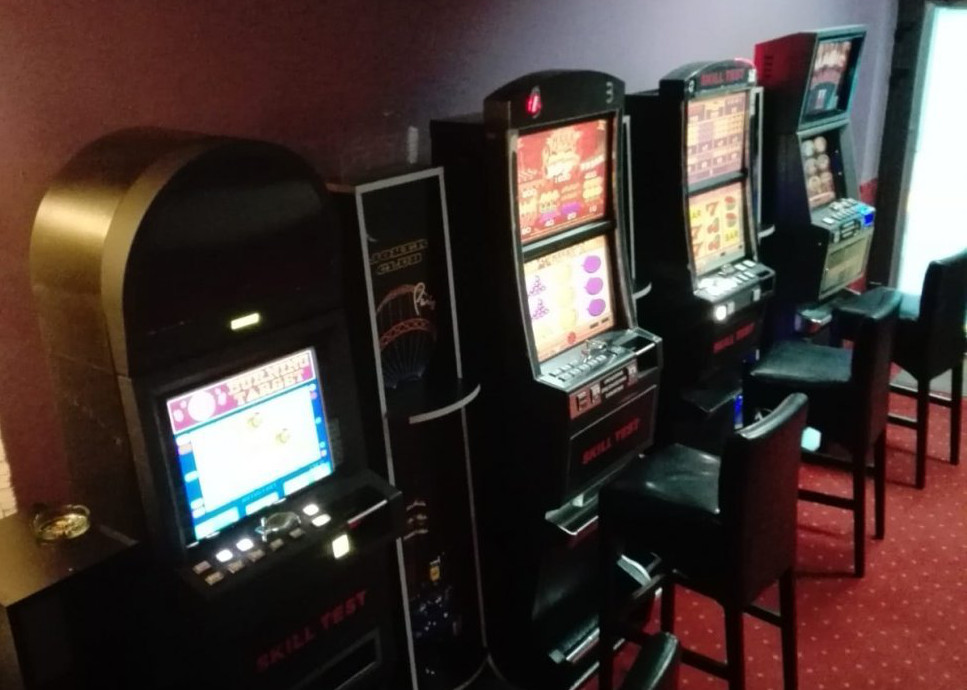 Policjanci i funkcjonariusze KAS zabezpieczyli automaty do nielegalnych gier losowych