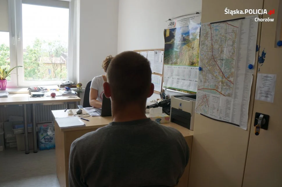 Dwóch mężczyzn napadło na 29 - latka z Chorzowa. Dzielnicowi zatrzymali rozbojarzy