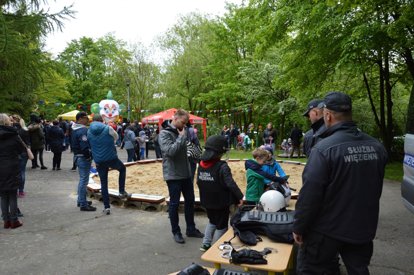 Zabrzańska Służba Więzienna uczy i bawi na pikniku u Wróbelka Elemelka