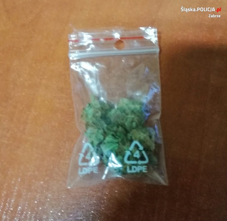 Zabrze: Policjanci zatrzymali mężczyznę, który posiadał przy sobie narkotyki