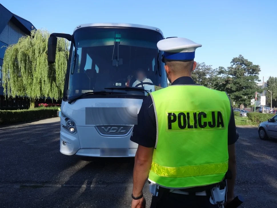 Zabrzańska drogówka kontroluje autokary, którymi podróżują dzieci