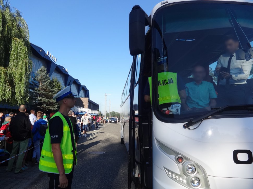 Zabrzańska drogówka kontroluje autokary, którymi podróżują dzieci