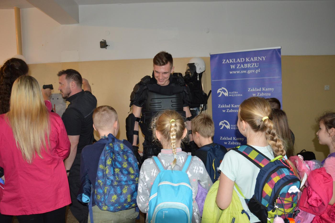 Funkcjonariusze z Zakładu Karnego w Zabrzu pomagają dwóm chorym chłopcom