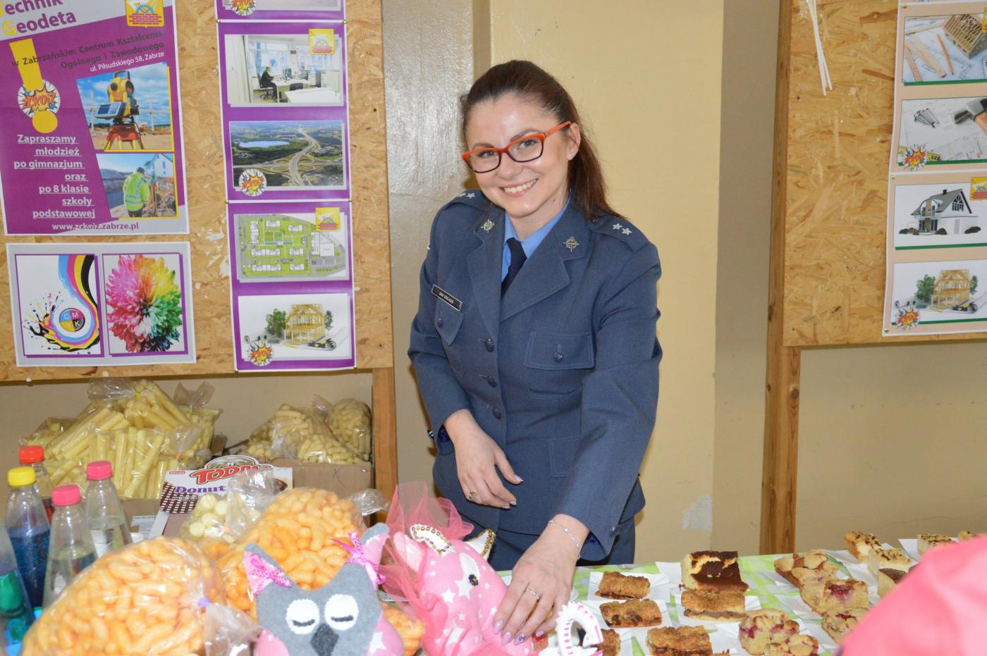 Funkcjonariusze z Zakładu Karnego w Zabrzu pomagają dwóm chorym chłopcom