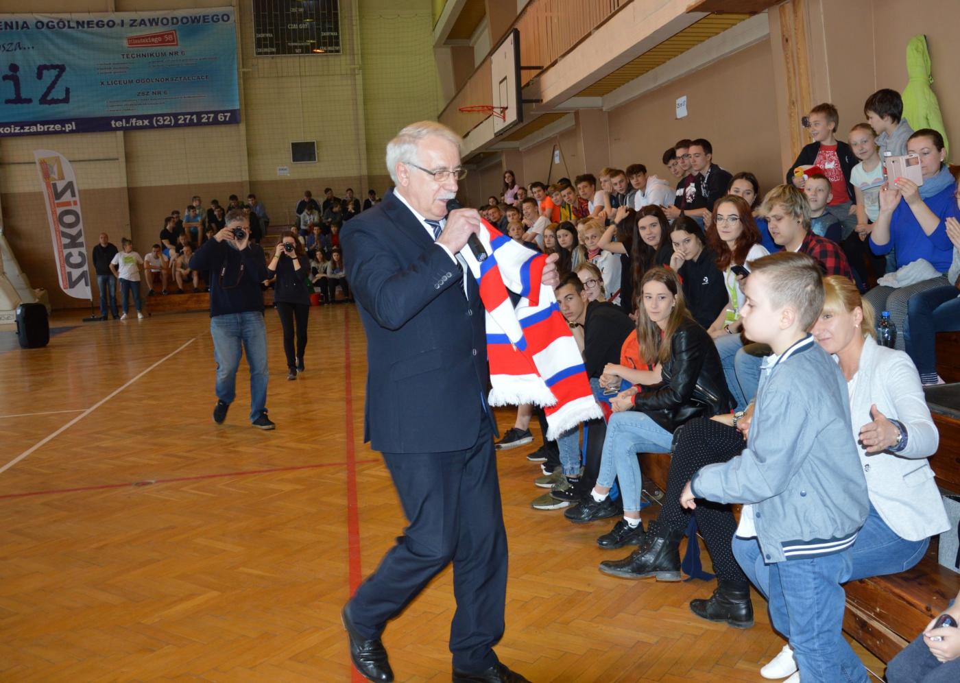 Funkcjonariusze z Zakładu Karnego w Zabrzu pomagają dwóm chorym chłopcom