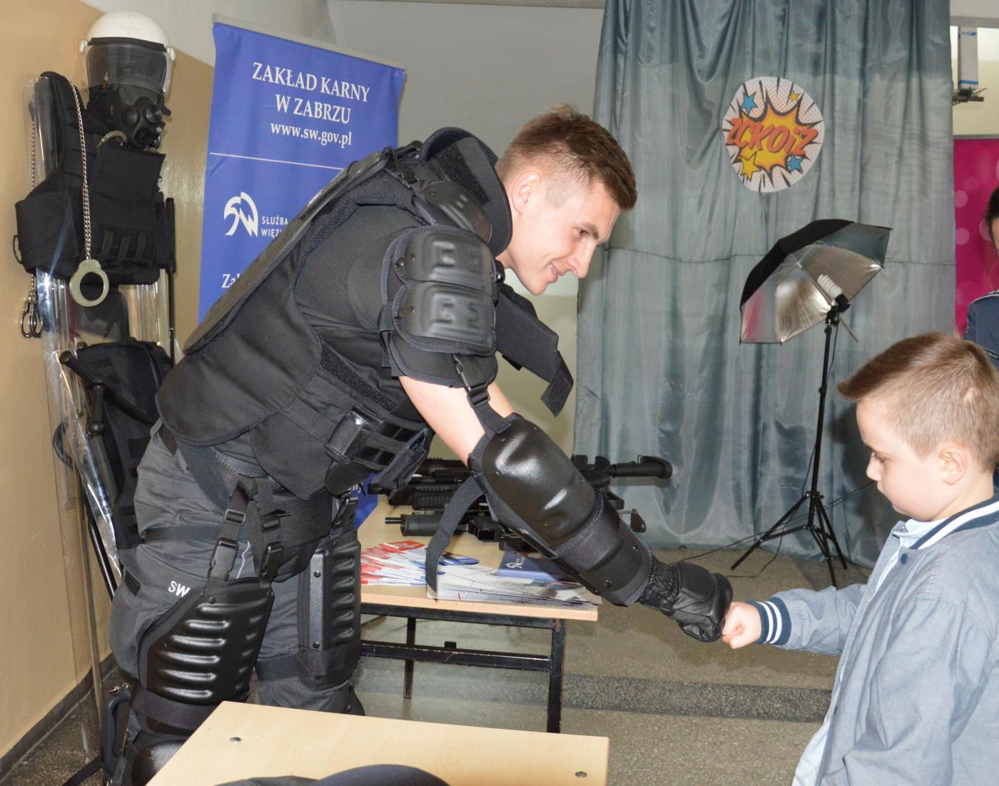 Funkcjonariusze z Zakładu Karnego w Zabrzu pomagają dwóm chorym chłopcom