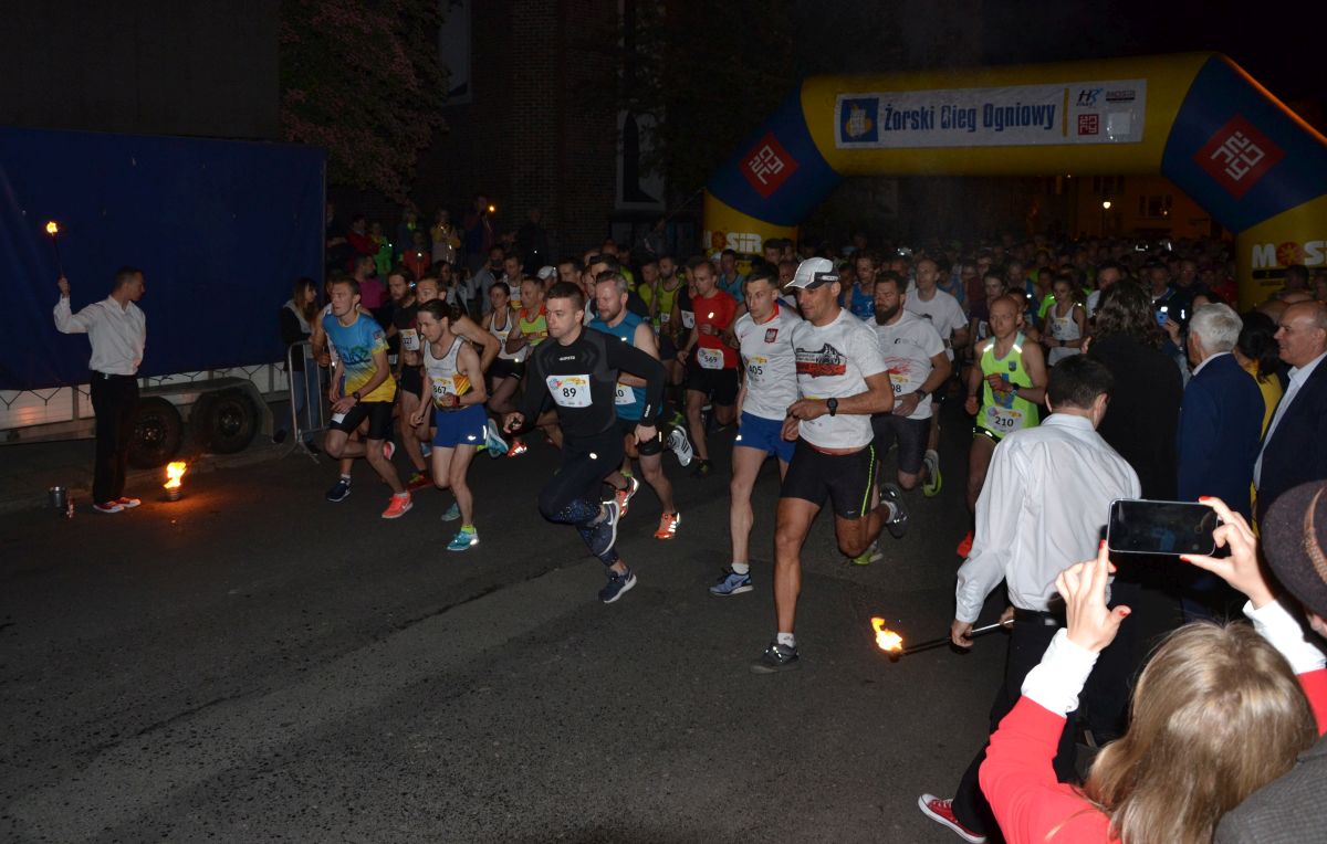 Bieg ogniowy w Żorach: 900 zawodników, 5 km i płomienie!