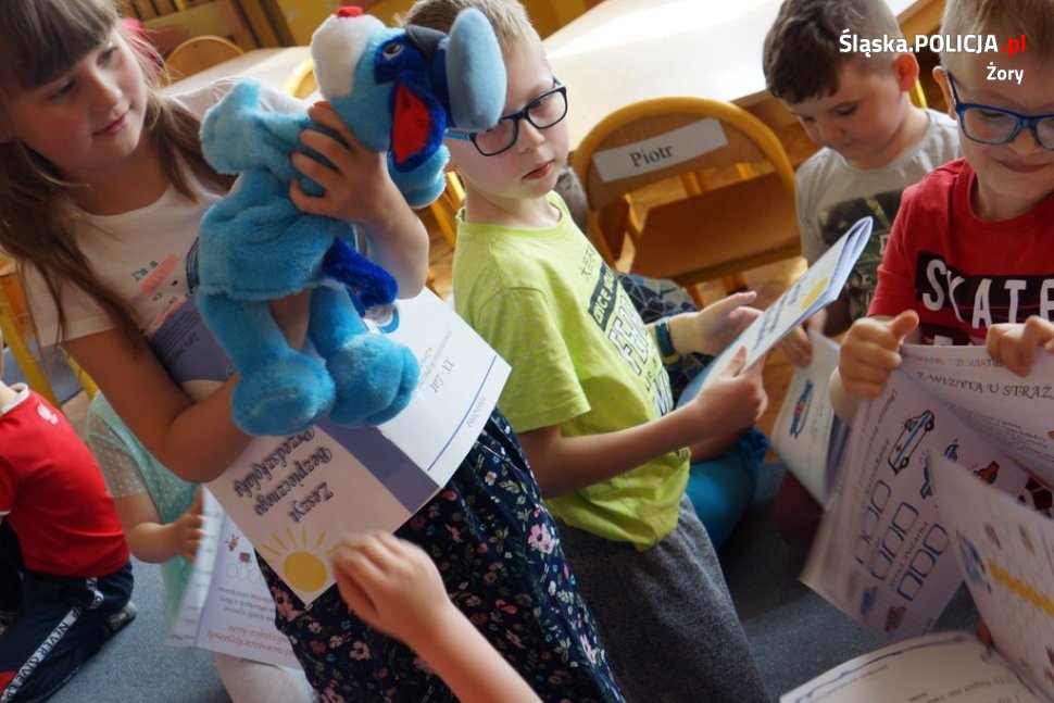Żorscy policjanci o bezpieczeństwie z przedszkolakami