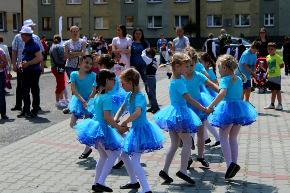 Wesołe Nutki występują na festynie majowy w Roju