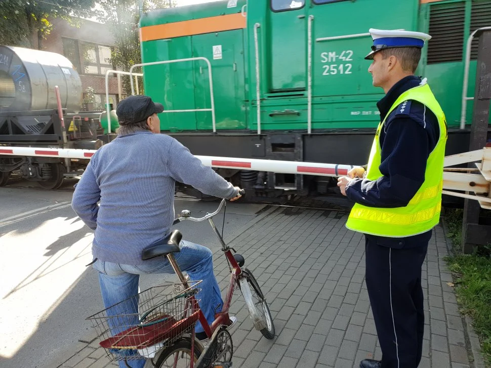 Policjanci z Rudy Śląskiej prowadzą działania "Bezpieczny przejazd - zatrzymaj się i żyj"