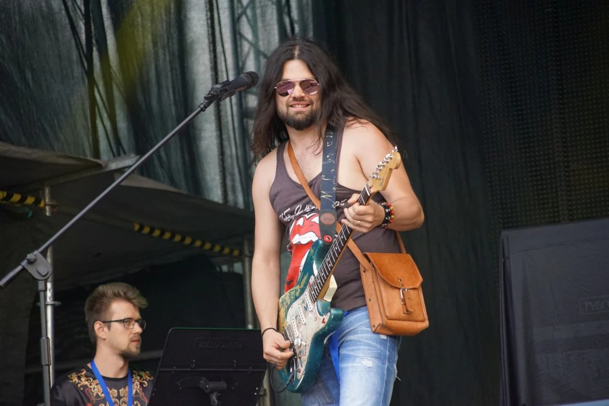 Maciek Lipina z zespołu Ścigani zagrał razem z Kasią Grzesiek.