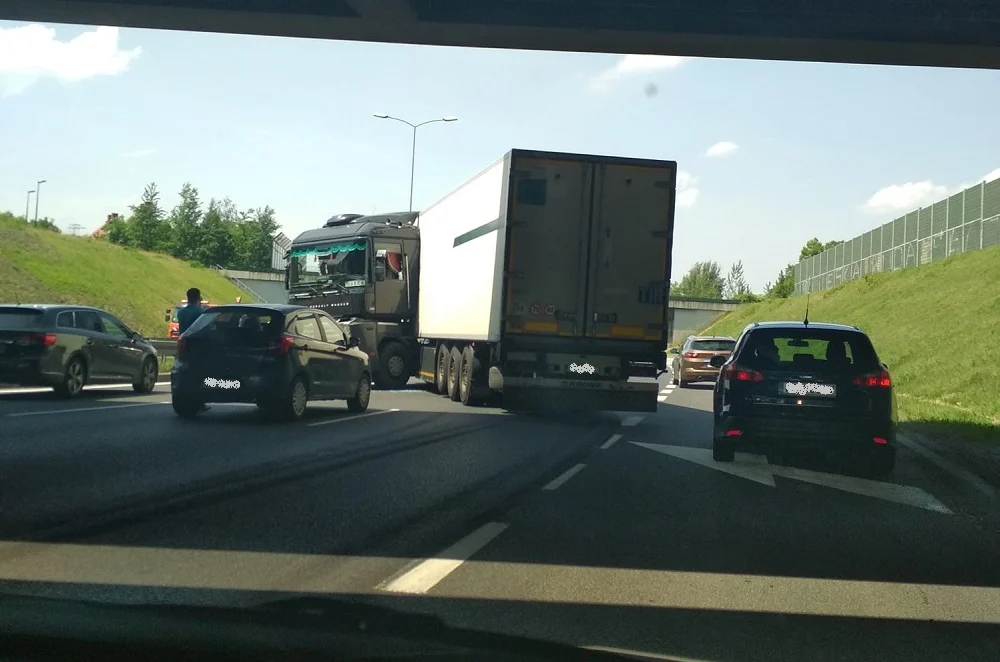 Samochód ciężarowy blokuje dwa pasy ruchu na DTŚ w kierunku Gliwic