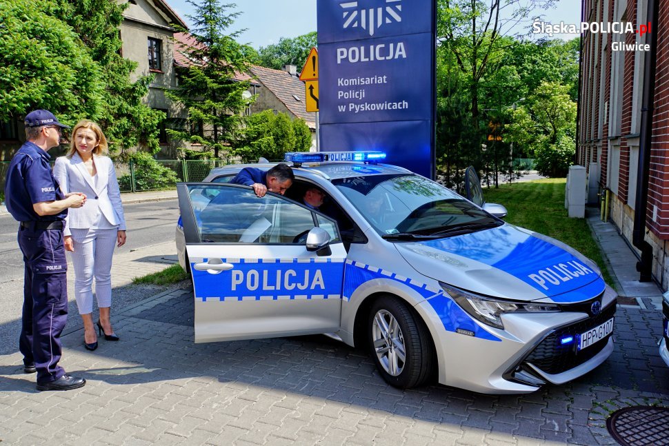 Pyskowicki komisariat wzbogacił się o dwa hybrydowe radiowozy