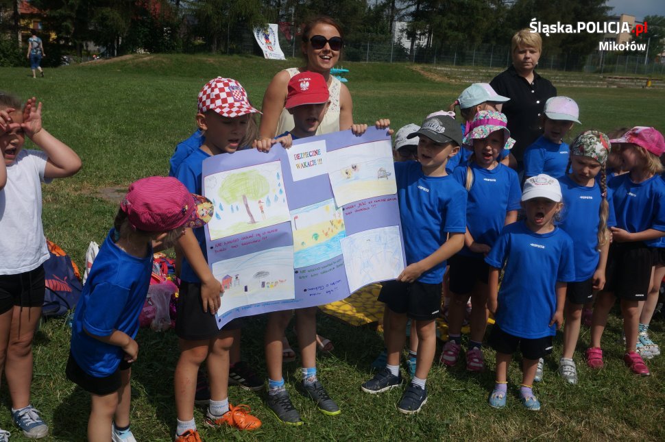 Policjanci na XII orzeskiej spartakiadzie przedszkolaków