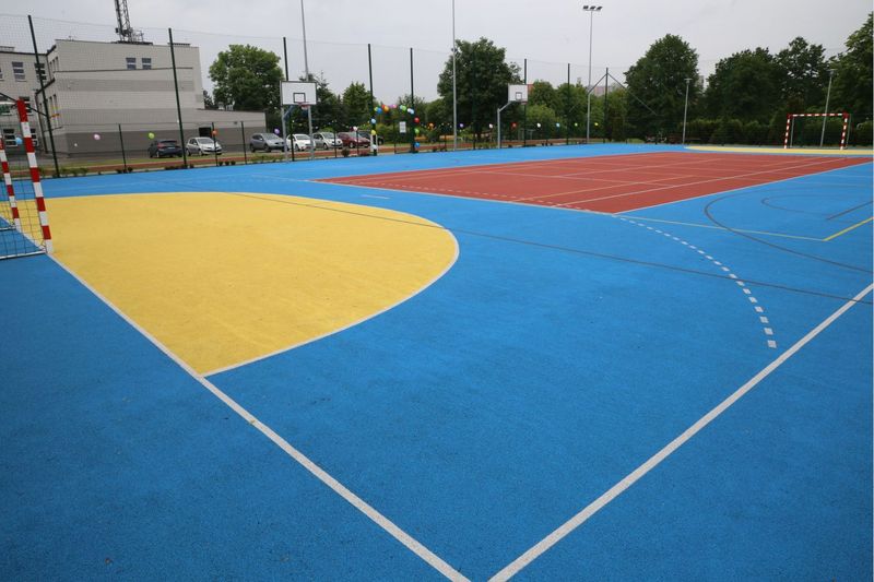 Zamysłów: Zespół Szkolno-Przedszkolny nr 9 z nowym boiskiem