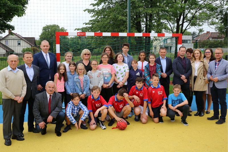 Zamysłów: Zespół Szkolno-Przedszkolny nr 9 z nowym boiskiem