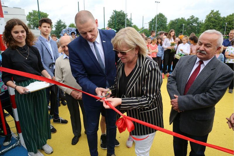 Zamysłów: Zespół Szkolno-Przedszkolny nr 9 z nowym boiskiem