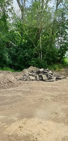 Kierowca przyłapany na wysypywaniu odpadów