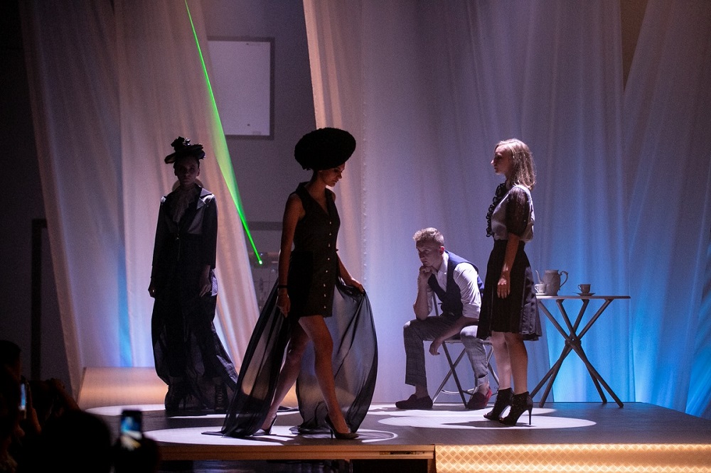 Pokaz mody "Szarm & Szyk"