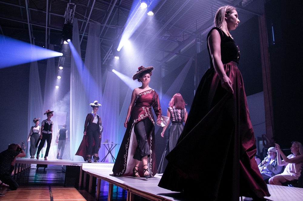 Pokaz mody "Szarm & Szyk"