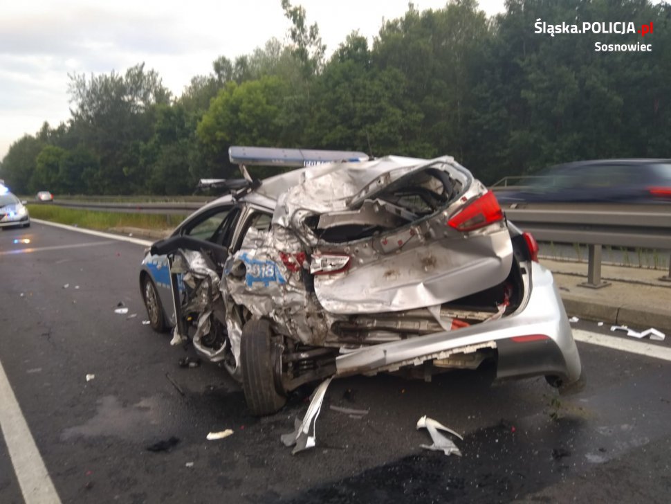 Policjanci ranni po nocnym wypadku na S1