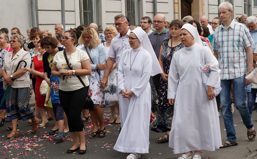 boze cialo_procesja_mikolow_zakonnice