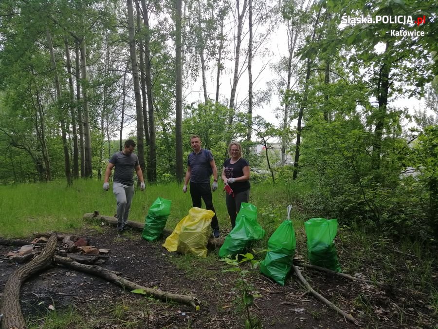 SprzątaMy Dzielnice - mieszkańcy Katowic z dzielnicowym sprzątali las