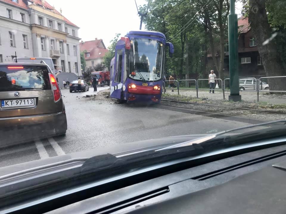 Na alei Korfantego w Katowicach wykoleił się tramwaj