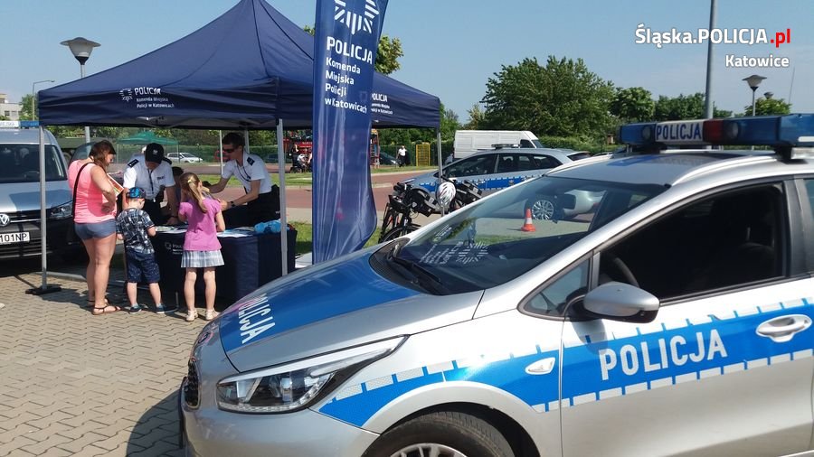 Policjanci z Katowic rozmawiają z mieszkańcami o bezpieczeństwie nad wodą