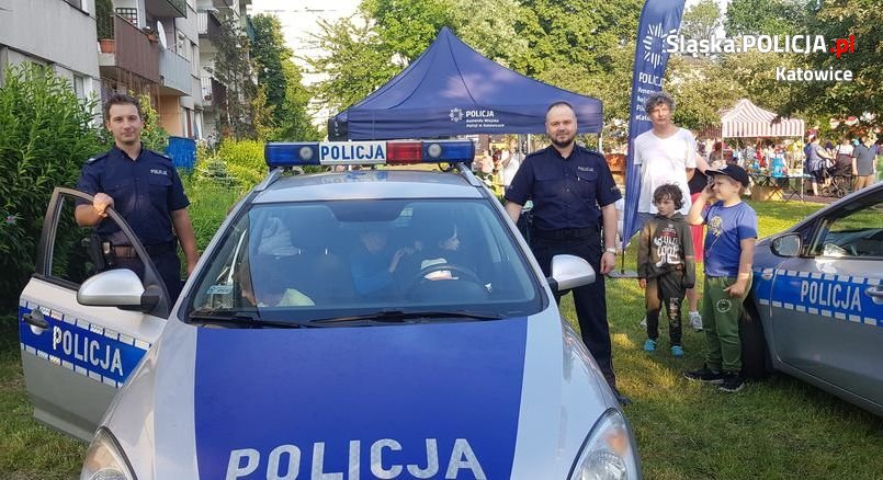 Policjanci z Katowic rozmawiają z mieszkańcami o bezpieczeństwie nad wodą