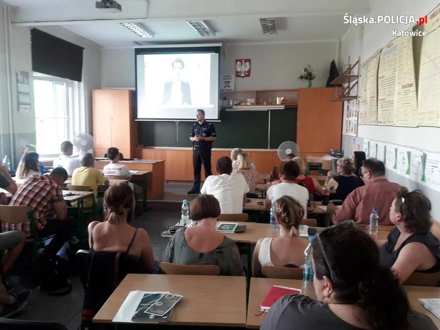Dzielnicowi z profilaktyczną wizyta w szkole