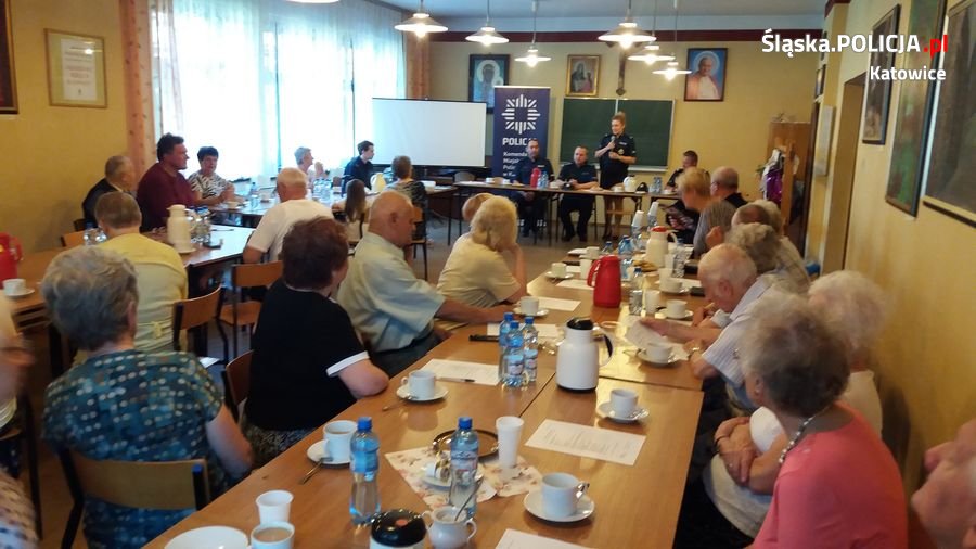 Dzielnicowi rozmawiali o bezpieczeństwie z mieszkańcami dzielnicy Janów - Nikiszowiec