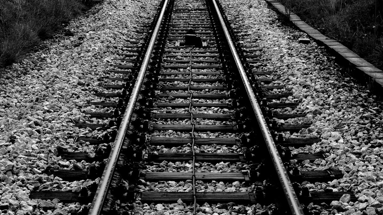 W Katowicach - Piotrowicach pociąg potrącił młodą kobietę - zginęła na miejscu