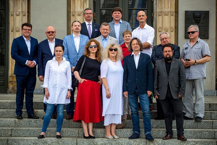 Raper Miuosh, politycy i ksiądz w Radzie Programowej Teatru Śląskiego. Jest różnorodnie