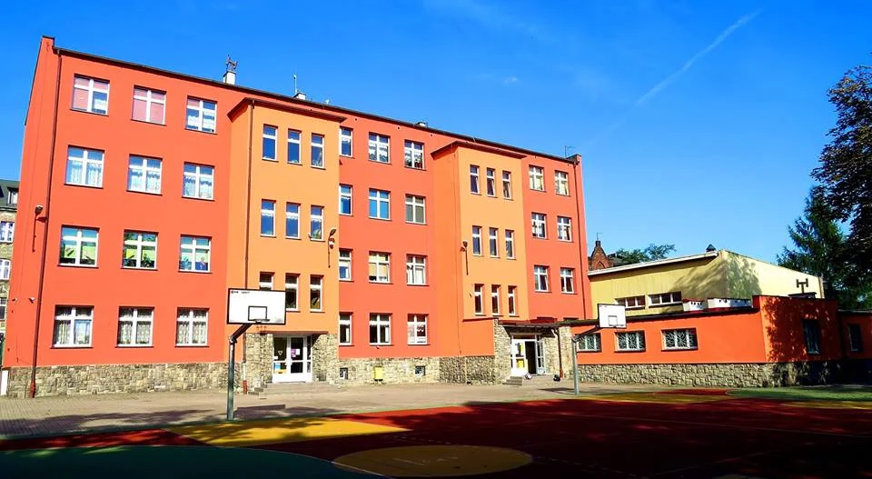 W związku z upałami w świętochłowickich szkołach zostały skrócone lekcje