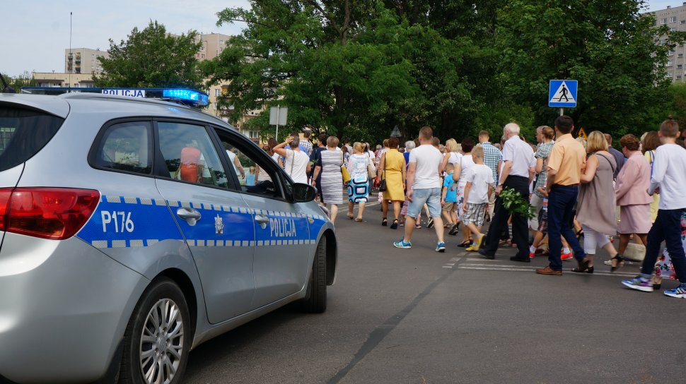 Mundurowi dbali o bezpieczeństwo podczas procesji Bożego Ciała