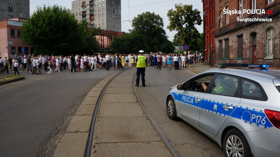 Mundurowi dbali o bezpieczeństwo podczas procesji Bożego Ciała